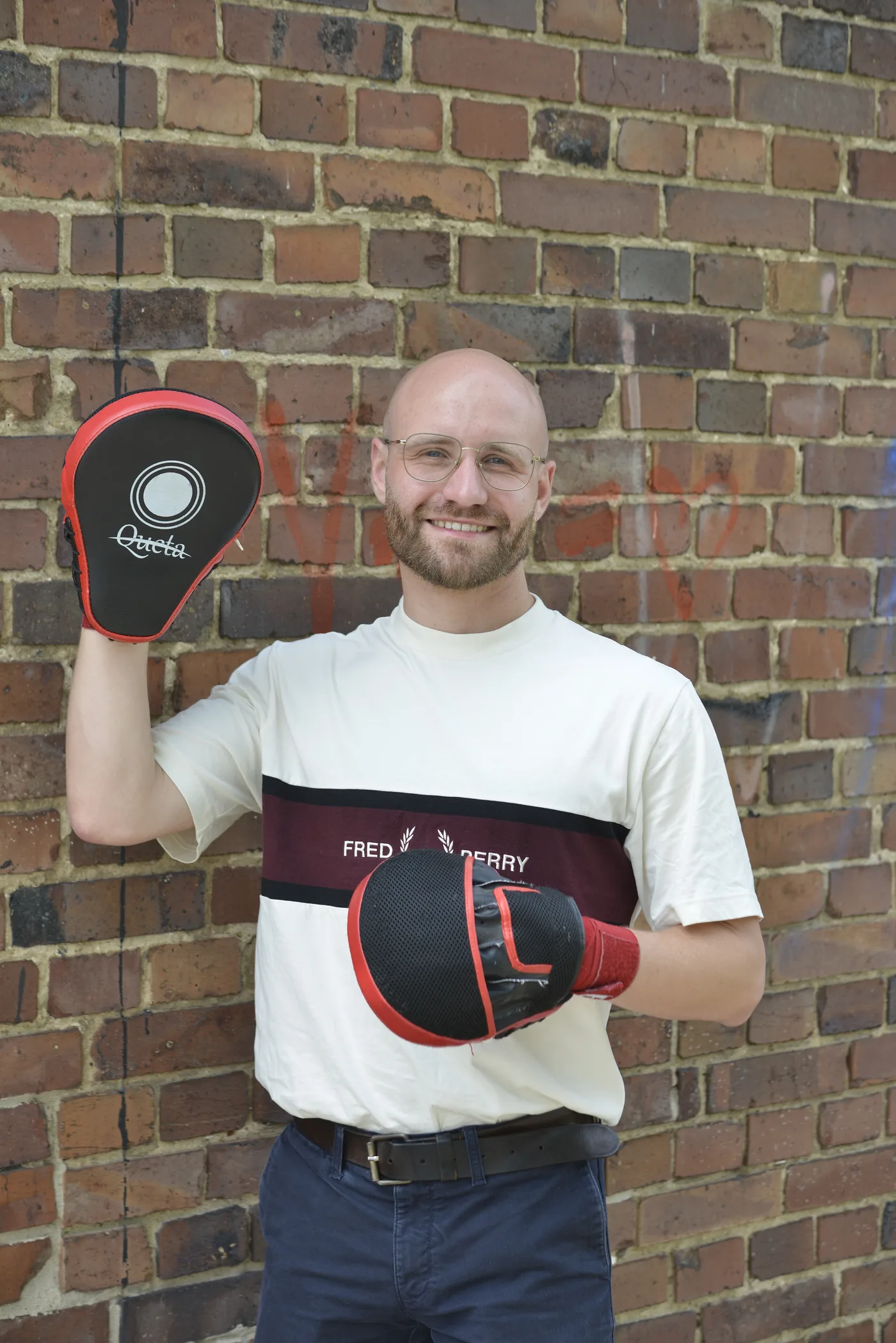Moritz Pieczewski-Freimuth mit Box-Pratzen im Training