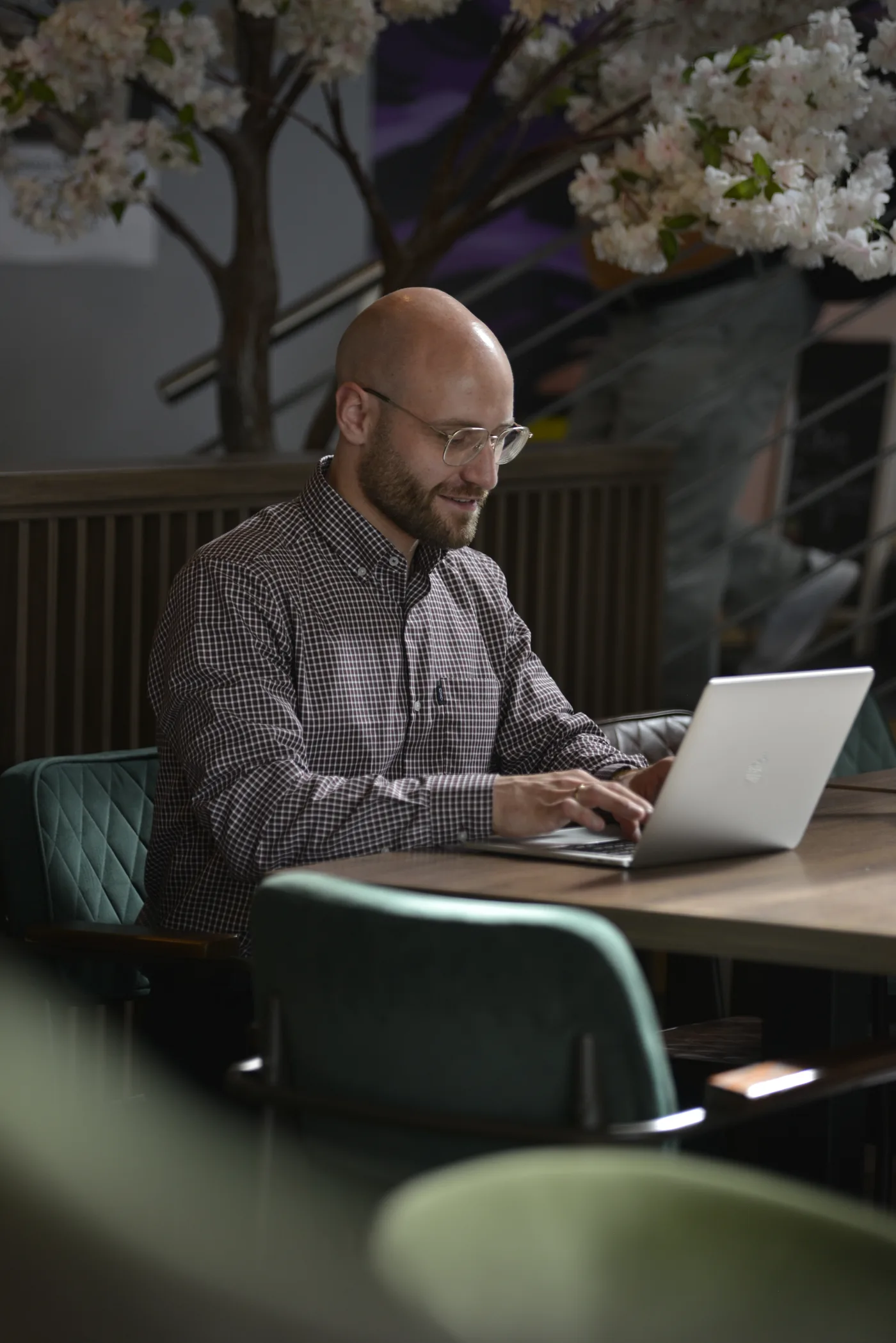 Moritz Pieczewski-Freimuth am Laptop bei der Recherche